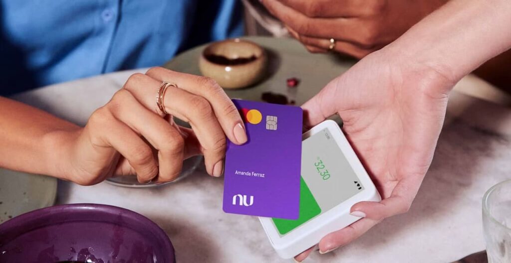 1746614729-mulher-pagando-por-aproximacao-com-cartao-nubank-ptbr-cards-empilhados-desktop-1024x528 Nubank lança ferramenta para ajudar na organização financeira