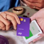 Mulher usando um cartão do Nubank