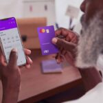 Homem negro idoso segura o cartão do Nubank