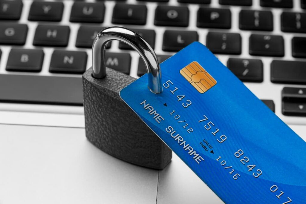 cartao-de-credito-e-seguranca-na-internet-para-compras-online-1024x683 Como Escolher o Melhor Cartão de Crédito em 2026