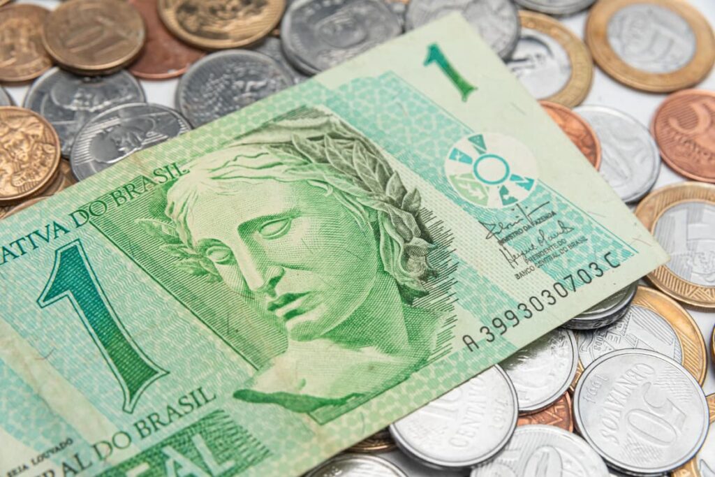 cedula-de-1-real-e-moedas-1024x683 Caixa Tem paga R$ 110 do Auxílio Gás; veja o calendário da semana