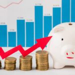 Moedas ao lado de um cofre em formato de porco