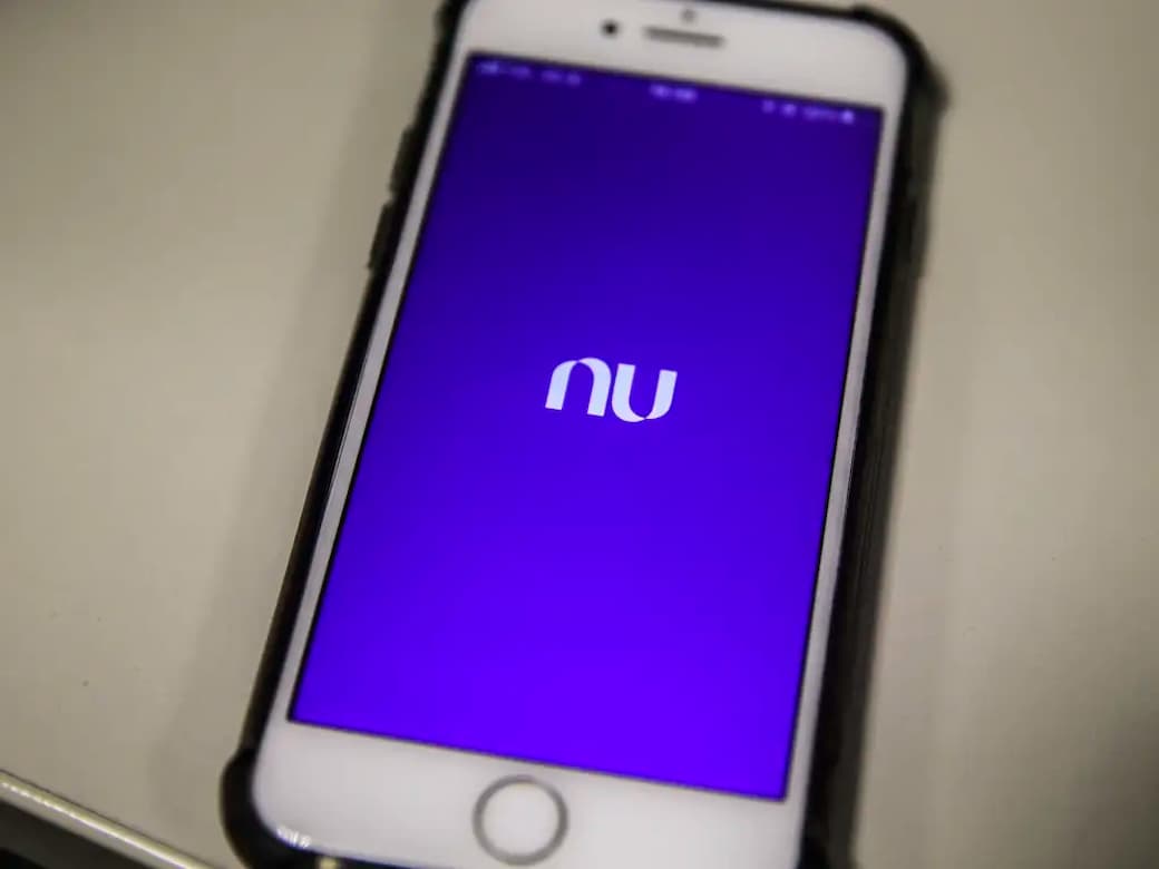 Celular com aplicativo do Nubank